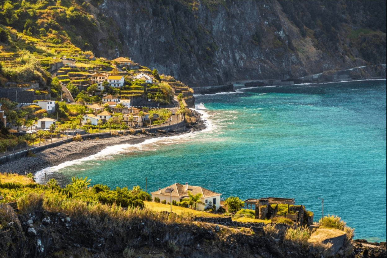porto-moniz-madeira-min